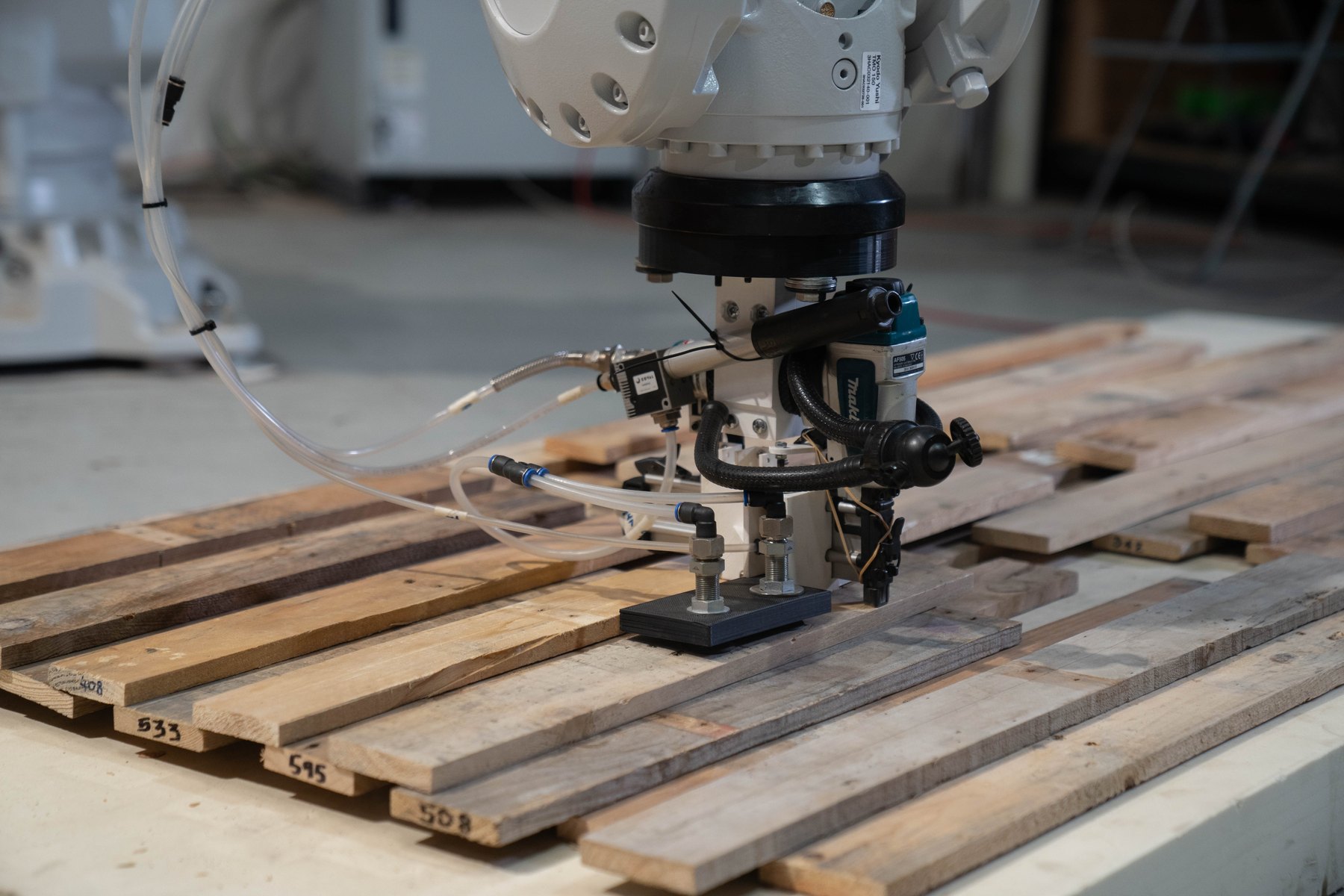 Robotic end effector scanning or processing reclaimed timber boards.